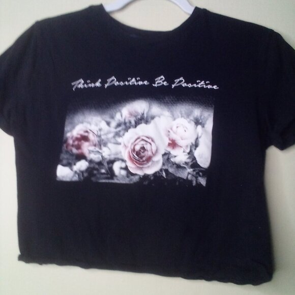 One Clothing Cropped Top XS Lot of 2 Short Sleeve Printed Flower Kindness Black - Picture 6 of 12